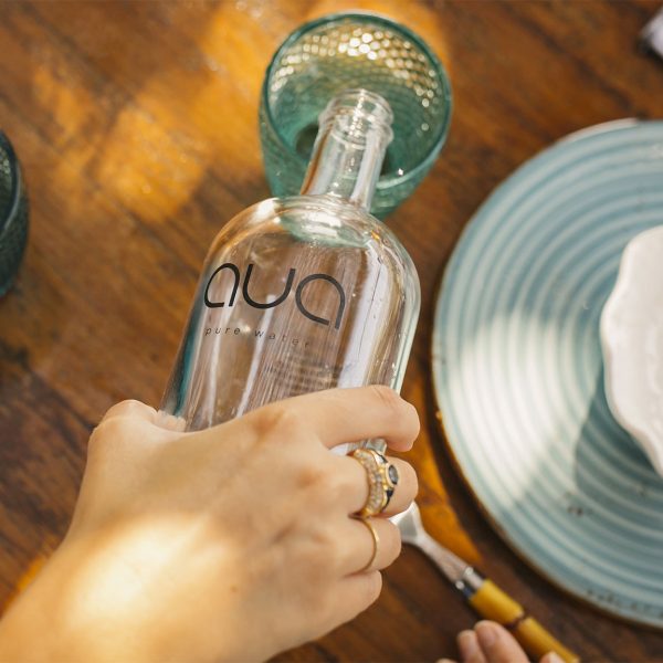 mujer tomando un vaso de agua aua